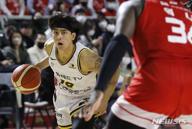[서울=뉴시스] 고승민 기자 = 10일 서울 잠실학생체육관에서 열린 2022-2023 KBL 서울 SK 대 창원 LG 경기, LG 구탕이 드리블하고 있다. 2023.01.10. kkssmm99@newsis.com