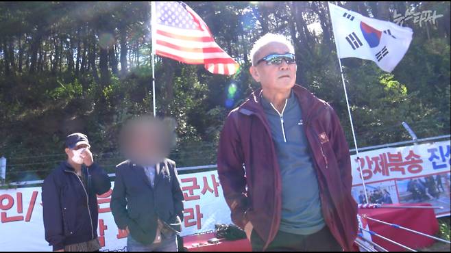 ▲ 경상남도 양산 문재인 전 대통령 사저 앞 아스팔트 유튜버들과 후원자의 모습