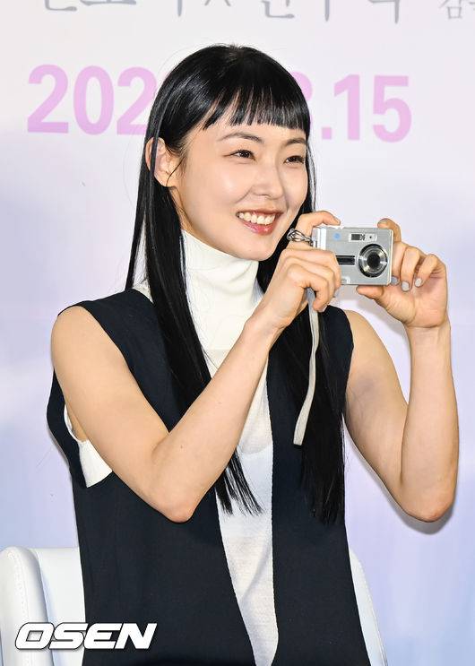 [OSEN=박준형 기자]배우 전소니가 타임캡슐서 꺼낸 카메라를 들고 미소 짓고 있다. 2023.02.03 / soul1014@osen.co.kr