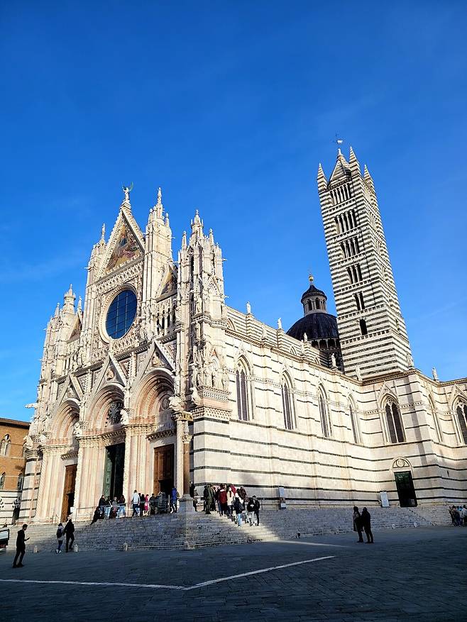 시에나 대성당은 비잔틴양식과 고딕 양식이 결합되어 화려하고 웅장하다