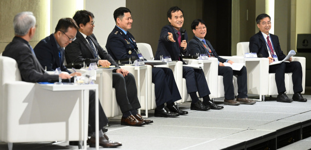 본지가 연세대 항공우주전략연구원(ASTI), 공군, 국방과학연구소 등과 함께 지난달 31일 연세대에서 연 ‘2023 미래 국방기술·전략포럼’에서 참석자들이 미래 우주 산업과 국방력 강화에 대해 의견을 주고 받고 있다. 최차규(왼쪽부터) ASTI 정책고문, 이준배 과학기술정보통신부 거대공공연구정책과장, 김경근 ADD 국방위성체계단장, 최성환 공군 우주센터장, 고광본 서울경제 선임기자, 박상영 ASTI 부원장, 김지홍 한국항공우주산업 미래융합기술원장.