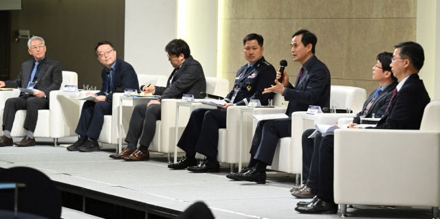 본지가 연세대 항공우주전략연구원(ASTI), 공군, 국방과학연구소 등과 함께 지난달 31일 연세대에서 연 ‘2023 미래 국방기술·전략포럼’에서 참석자들이 미래 우주 산업과 국방력 강화에 대해 의견을 주고 받고 있다. 최차규(왼쪽부터) ASTI 정책고문, 이준배 과학기술정보통신부 거대공공연구정책과장, 김경근 ADD 국방위성체계단장, 최성환 공군 우주센터장, 고광본 서울경제 선임기자, 박상영 ASTI 부원장, 김지홍 한국항공우주산업 미래융합기술원장. 오승현 기자