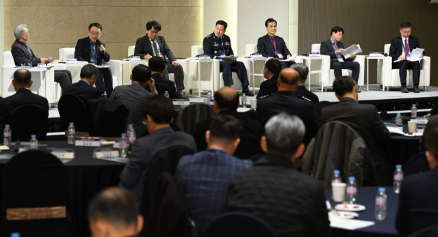 본지가 연세대 항공우주전략연구원(ASTI), 공군, 국방과학연구소 등과 함께 지난달 31일 연세대에서 연 ‘2023 미래 국방기술·전략포럼’에서 참석자들이 미래 우주 산업과 국방력 강화에 대해 의견을 주고 받고 있다. 최차규(왼쪽부터) ASTI 정책고문, 이준배 과학기술정보통신부 거대공공연구정책과장, 김경근 ADD 국방위성체계단장, 최성환 공군 우주센터장, 고광본 서울경제 선임기자, 박상영 ASTI 부원장, 김지홍 한국항공우주산업 미래융합기술원장.