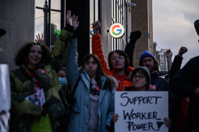알파벳 노조원들이 구글 뉴욕 오피스 앞에서 해고 반대 시위를 벌이고 있다. /AFP연합뉴스