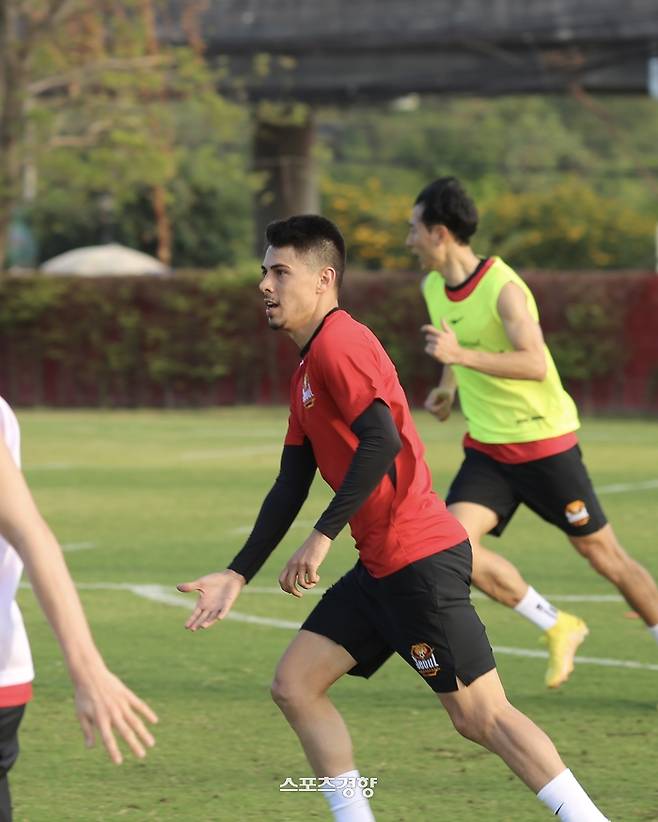 FC서울 윌리안(가운데)가 1차 전훈지인 태국 후아힌 캠프에서 선수들과 훈련하고 있다. FC서울 제공