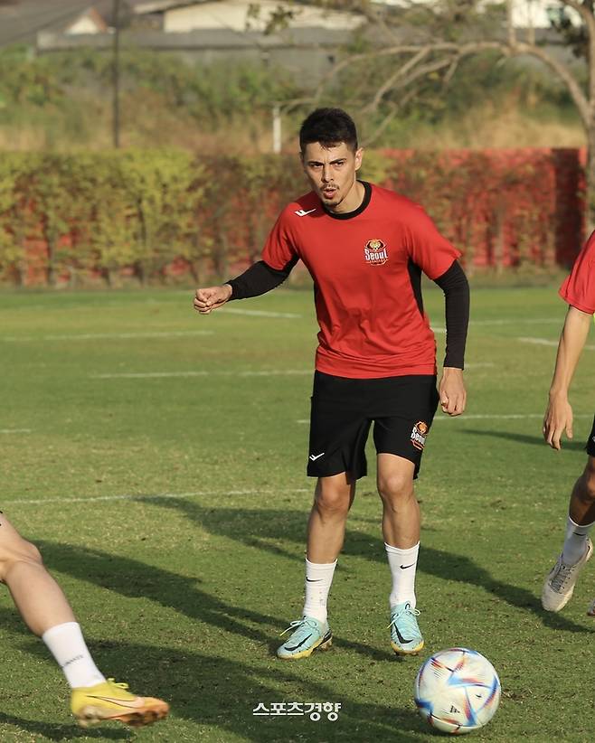 FC서울 윌리안(가운데)가 1차 전훈지인 태국 후아힌 캠프에서 선수들과 훈련하고 있다. FC서울 제공