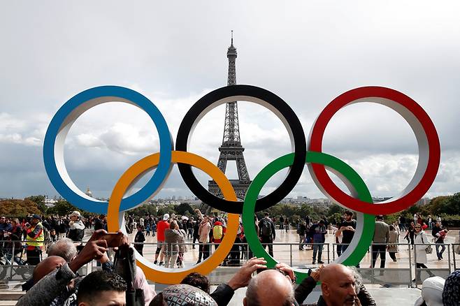 2017년 9월16일 프랑스 파리 트로카데로 광장 에펠탑 앞에 2024 파리올림픽 유치 성공을 기념하는 올림픽 상징물이 설치돼 있다. 로이터연합뉴스