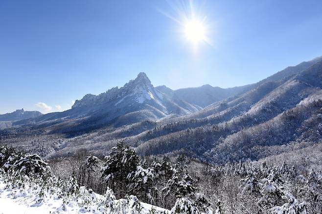 미시령터널을 지나면 설국이다.봄이 오면 이 아름다운 풍경을 놓치고 만다