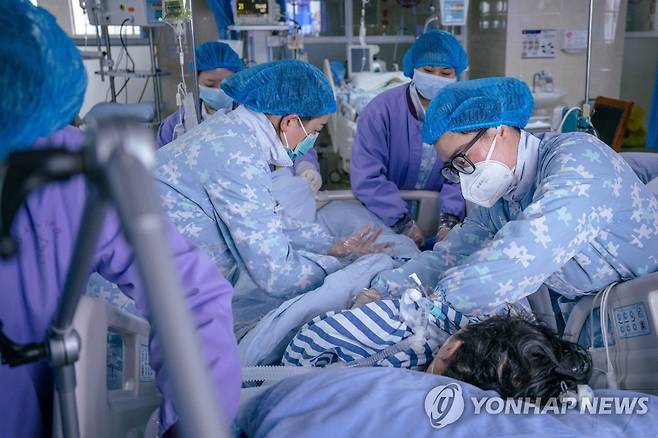 코로나19 환자를 치료하는 중국의 한 병원  [로이터 연합뉴스 자료 사진. 재판매 및 DB 금지]