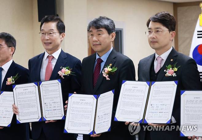 경상북도 학교복합시설 활성화 업무 협약식 (서울=연합뉴스) 이주호 사회부총리 겸 교육부 장관이 3일 경북 포항고등학교에서 열린 경상북도 학교복합시설 활성화 업무 협약식에서 협약서에 서명한 뒤 기념 촬영하고 있다. 2023.2.3 [교육부 제공. 재판매 및 DB 금지] photo@yna.co.kr