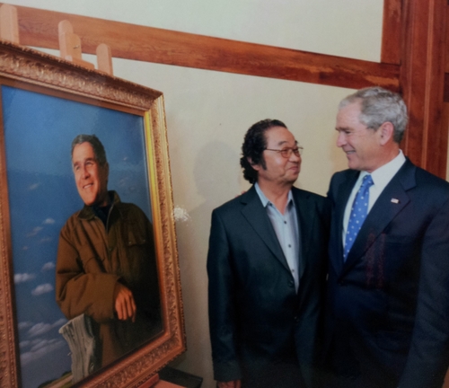 2008년 8월 청와대 상춘재 오찬에서 부시 대통령에게 초상화를 기증했을 때의 고인  [유족 제공]