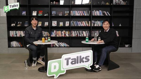 - 성승헌 게임 캐스터와 홍진혁 네오플 센터장