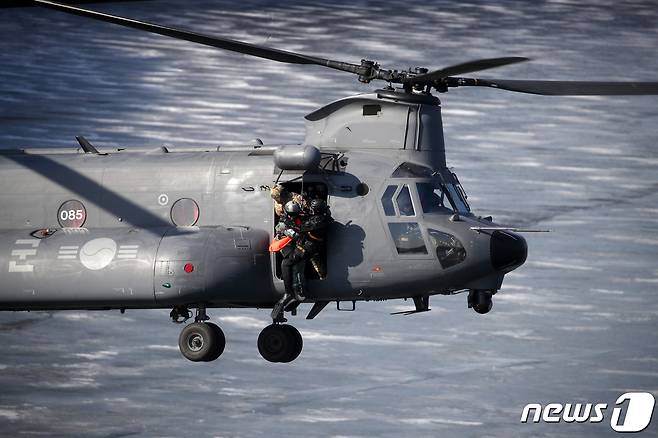 공군 제6탐색구조비행전대 관계자들이 3일 오후 충북 진천군 초평저수지에서 '공군 혹한기 수상·수중 구조작전 훈련'을 하고 있다. 이날 공군 6전대는 HH-60, HH-47, HH-32 헬기를 이용해 탐색구조훈련을 진행했다. .2023.2.3/뉴스1 ⓒ News1 김기남 기자