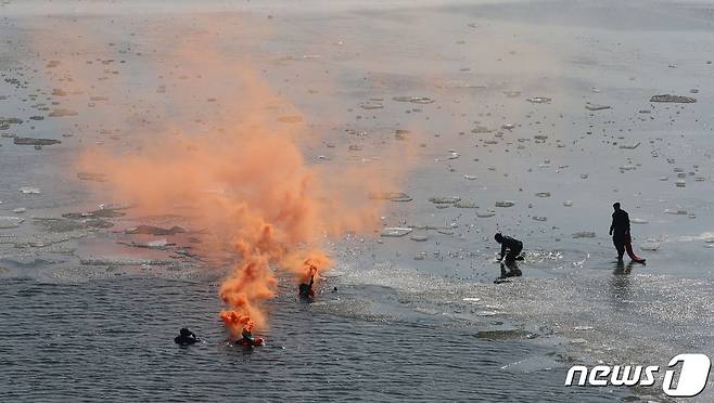 공군 제6탐색구조비행전대 관계자들이 3일 오후 충북 진천군 초평저수지에서 '공군 혹한기 수상·수중 구조작전 훈련'을 하고 있다. 이날 공군 6전대는 HH-60, HH-47, HH-32 헬기를 이용해 탐색구조훈련을 진행했다.2023.2.3/뉴스1 ⓒ News1 김기남 기자