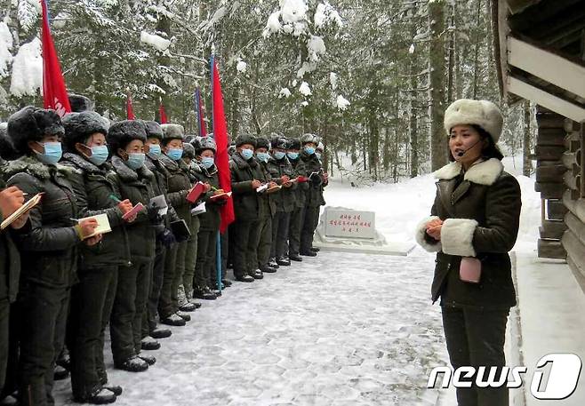 (평양 노동신문=뉴스1) =백두산 혁명전적지를 찾은 북한 청년들. [국내에서만 사용가능. 재배포 금지. DB 금지. For Use Only in the Republic of Korea. Redistribution Prohibited] rodongphoto@news1.kr