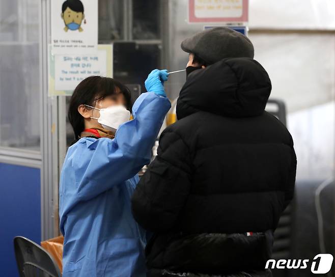 서울 송파구 보건소 선별진료소에서 한 시민이 PCR검사를 받고 있는 모습. ⓒ News1 DB