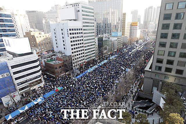 더불어민주당 이재명 대표를 비롯한 지도부가 4일 오후 서울 세종대로에서 '윤석열정권 민생파탄·검사독재 규탄대회'를 개최한 가운데 세종대로에 민주당의 파란 물결이 차로를 가득 메우고 있다./임영무 기자