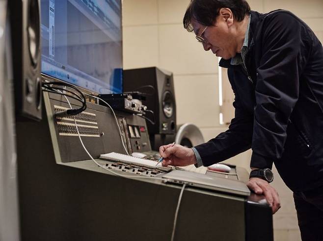 백희성 마장뮤직앤픽처스 기술이사가 LP를 제조하고 있다. [사진제공=마장뮤직앤픽처스]