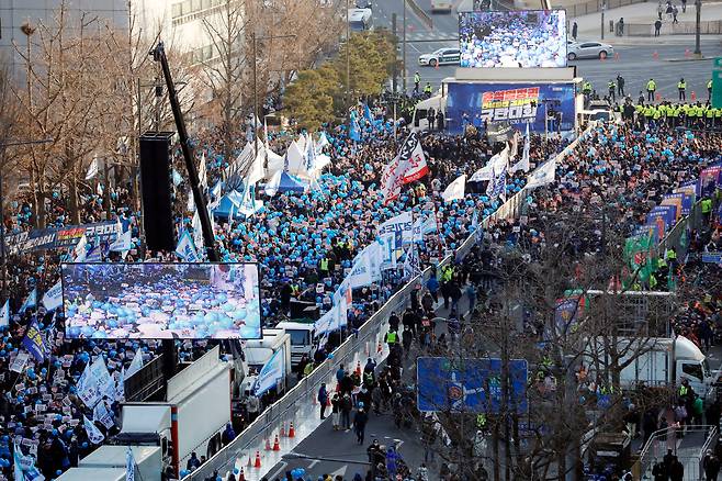 4일 서울 세종대로에서 더불어민주당의 윤석열정권 민생파탄-검사독재 규탄 국민보고대회가 열리고 있다. /뉴시스
