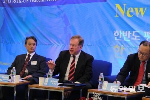 로버트 킹 미국 대북인권특사(사진)는  2013년 4월11일(현지 시간) 미국 케임브리지의 하버드대 힐레스 도서관에서 열린 한미 평화통일포럼에서 “인권 문제에 초점을 맞추면 장기적으로 북한의 미래를 위해 더 좋은 해법을 낳는 변화를 만들 수 있다”고 말했다. 캠브리지=신석호 특파원 kyle@donga.com