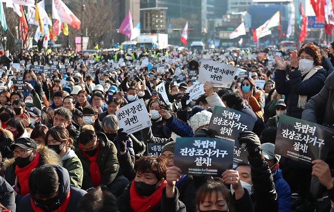 ‘10.29 이태원 참사 100일 시민추모대회’가 4일 오후 서울 중구 시청 옆 세종대로에서 열리고 있다. 경찰이 광화문광장에 차벽을 설치해 분향소 설치를 원천 차단하자, 유가족들이 서울도서관(옛 서울시청)앞에 이태원 참사 희생자 합동분향소를 설치한 뒤 이곳에서 추모대회 행사를 진행했다.  강창광 선임기자 