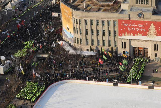 이태원 참사 발생 100일을 하루 앞둔 4일 오후 경찰이 서울광장에 기습적으로 설치된 이태원 참사 희생자 추모 분향소를 둘러싸고 있다. 연합뉴스