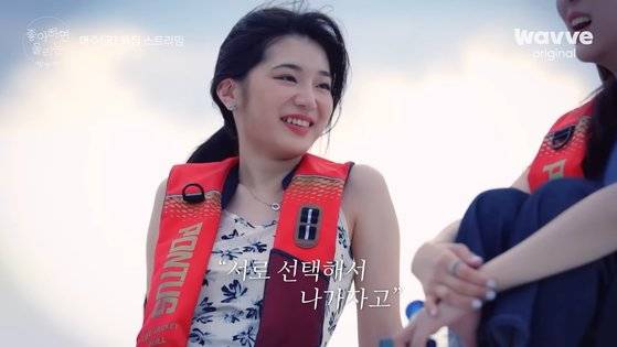 '성별에 관계없이 마음을 표현할 수 있다'는 룰을 내건 웨이브 연애 예능 '좋아하면 울리는 짝!짝!짝'은 공개 초반만 해도 뚜렷한 관심을 받지 못했지만, 후반부에 두 여성 출연자(자스민-백장미) 간 러브라인이 형성되면서 화제를 모았다. 사진 웨이브 유튜브 캡처