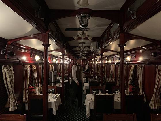 ‘로보스 레일’ 내부. ‘아프리카의 자부심’으로 불리는 이 기차 내부에는 레스토랑, 라운지와바는 물론, 야외 전망차나 고급 침실, 도서관 등이 호화롭게 꾸며져 있다. 단지 기차에 승차해 목적지에 가는 개념이 아닌, 그 내부에 머무는 시간을 위한 배려다. [사진 박진배]