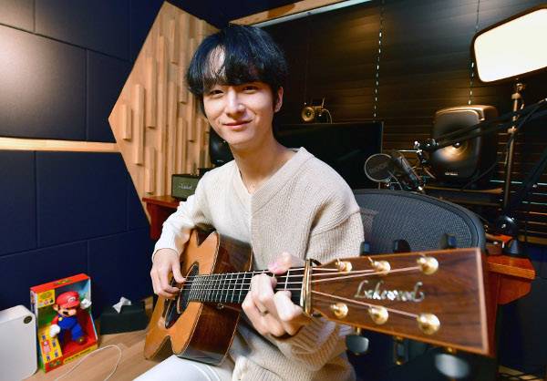 ‘기타 신동’ ‘기타 천재’로 불리며 세상에 이름을 알렸던 꼬마가 “반평생 기타만 쳐 온 중견 기타리스트”로 자신을 소개하는 27세 청년이 됐다. 정성하는 “기타 역사를 얘기할 때 언급되는 뮤지션이 되고 싶다”며 “몇 십년 몇 백년 뒤에도 누군가 들어주는 음악을 하는 게 꿈”이라고 포부를 밝혔다. 최현규 기자