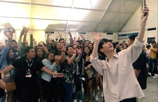 2018년 공항으로 마중나온 해외 팬들과 함께했다. 정성하 팬 페이지 페이스북 캡처