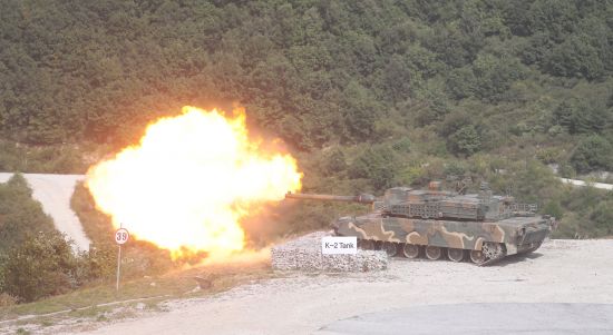 2018 대한민국방위산업전(DX Korea 2018) 의 일환으로 육군 기동화력시범이 열린 11일 오후 경기도 포천 승진훈련장에서 K-2 전차가 사격시범을 보이고 있다. 뉴시스