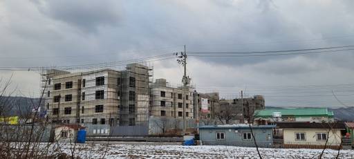 양주지역 요양원 관련업계가 양주시가 시행 중인 총량제로 권리금 등 상승으로 기존 업자들만 배불리고 있다며 폐지를 요구하고 있지만 시는 고수하고 있어 갈등을 빚고 있다. 사진은 신축공사를 중단한 뒤 흉물스럽게 방치되고 있는 A요양원. 이종현기자