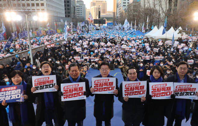 이재명 더불어민주당 대표를 비롯해 당 지도부가 4일 오후 서울 숭례문 인근 광장에서 장외투쟁을 실시했다. /사진=뉴스1