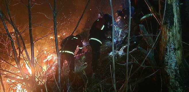 [안동=뉴시스] 포항시 기계면 마봉산에서 난 산불을 119산불특수대응단이 진화하고 있다. (사진=산림청 제공) 2023.02.04 *재판매 및 DB 금지