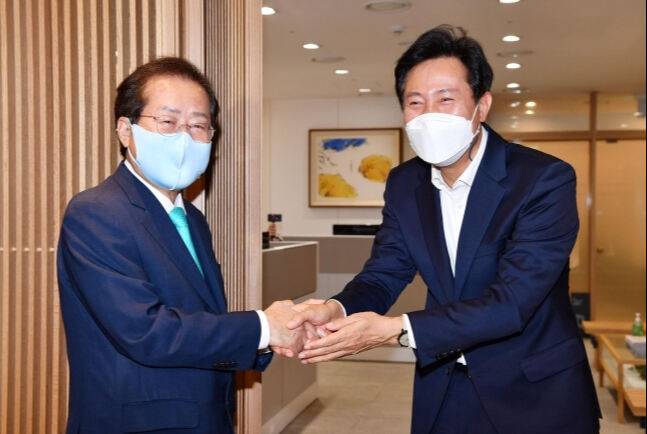 오세훈 서울시장(오른쪽)과 홍준표 대구시장이 악수하고 있다. 뉴스1