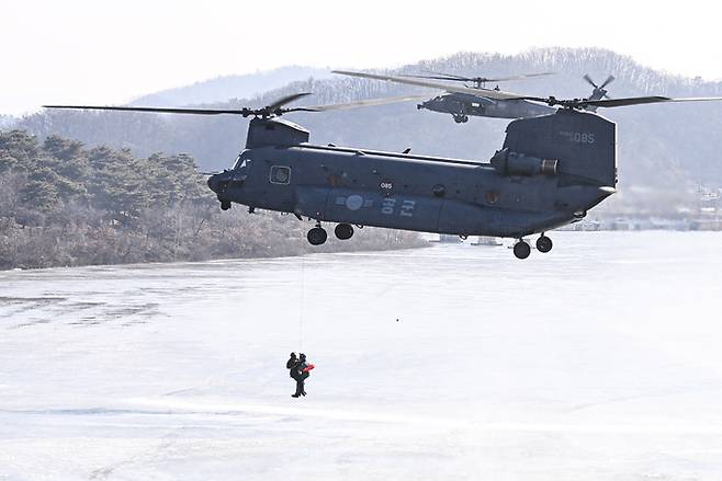 충북 진천군 소재 저수지에서 HH-47 탐색구조헬기가 구조용 인양기로 조난자를 구조하는 훈련을 하고 있다. 공군 제공
