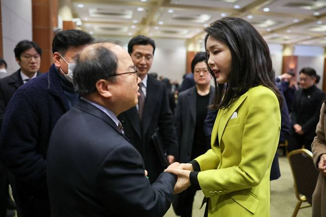 김건희 여사가 지난 3일 오후 서울 용산구 백범김구기념관에서 열린 제3회 한국수어의 날 기념식에서 참석자들과 인사하고 있다. 대통령실 제공