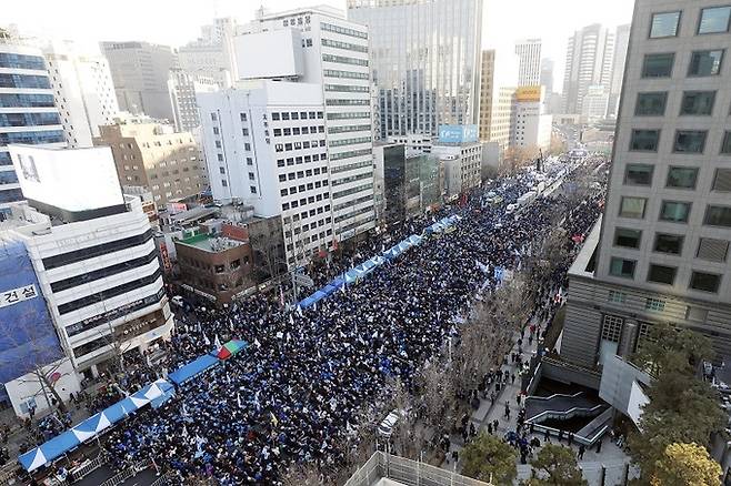 4일 오후 서울 숭례문 인근 세종대로에서 더불어민주당 당원 및 지지자들이 ‘윤석열 정권 민생파탄 검사독재 규탄대회’를 열고 있다. 연합뉴스