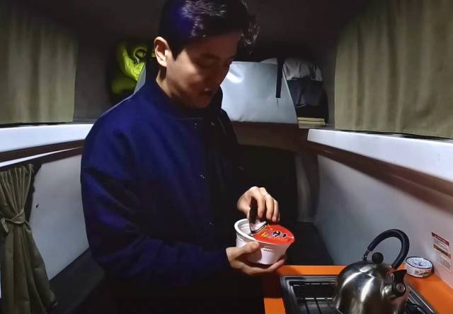 한 여행 유튜버가 미국에서 신라면사발면을 조리하고 있는 모습. /사진 출처=유튜브 채널 '채코제'