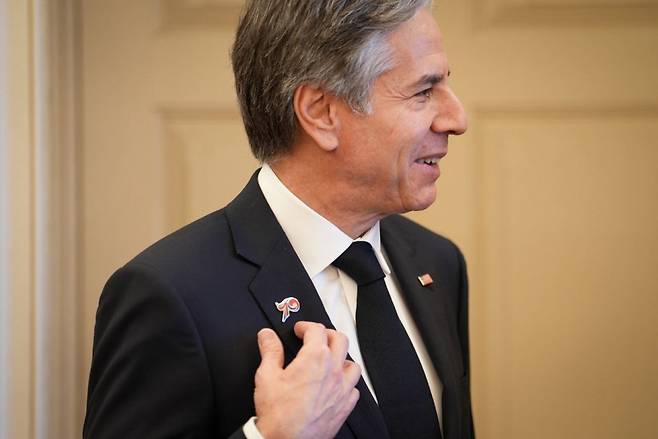 토니 블링컨 미 국무장관이 한·미 외교장관 회담에 앞서 박 장관이 선물한 '한·미동맹 70주년' 기념 배지를 가리키고 있다. ⓒ 연합뉴스