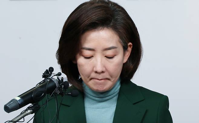 나경원 전 국민의힘 의원이 지난달 25일 오전 서울 여의도 국민의힘 당사에서 기자회견을 열고 전당대회 불출마 선언문을 읽으며 입술을 깨무는 모습 ⓒ연합뉴스