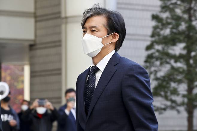 조국 전 법무부 장관이 2월3일 오후 자녀 입시비리 등 혐의와 관련해 1심에서 유죄를 인정받았다. 사진은 조국 전 법무부 장관이 지난해 11월 서울중앙지방법원에서 열린 공판에 출석하고 있는 모습이다. ⓒ시사저널 박정훈