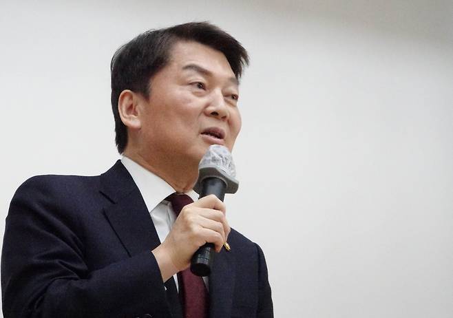 안철수 국민의힘 의원이 4일 경기도 고양시 일산 서구청 대강당에서 열린 고양정 신년하례 및 당협 당원교육에서 인사말을 하고 있다. ⓒ연합뉴스