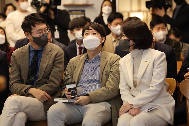 국민의힘 이준석 전 대표가 지난해 11월28일 서울 영등포구 하우스카페에서 열린 허은아 국민의힘 의원의 '정치를 디자인하다' 출판기념회에서 김웅·허은아 의원과 대화하고 있다. ⓒ연합뉴스