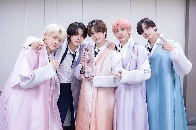 투모로우바이투게더. 빅히트 뮤직