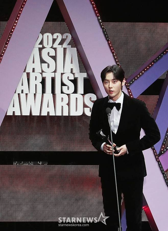 뉴이스트 황민현이 13일 오후 일본 나고야 니혼가이시홀에서 열린 스타뉴스-미디어보이 주최 '2022 Asia Artist Awards IN JAPAN'(2022 아시아 아티스트 어워즈, 이하 2022 AAA)에서 뉴웨이브 배우 부문을 수상한 뒤 소감을 말하고 있다.  스타뉴스와 미디어보이가 주최하고 Asia Artist Awards 조직위원회와 더스타파트너, 컬쳐 엔터테인먼트가 공동 주관하는 글로벌 NO.1 시상식 '2022 AAA'에는 올 한 해 동안 국내외에서 많은 사랑을 받은 가수, 배우들이 참석해 눈을 뗄 수 없는 화려한 글로벌 축제의 장을 펼친다. 2022.12.13 /사진=김창현 기자 chmt@