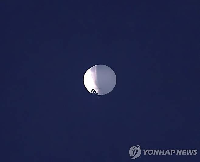 美 "中 정찰 풍선 본토 상공서 포착됐지만 격추는 보류" (빌링스[美몬태나주] AP=연합뉴스) 미국 정부는 2일(현지시간) 중국이 보낸 것으로 추정되는 정찰 풍선이 지난 이틀 동안 본토 상공에서 포착돼 추적 중이라고 밝혔다. 하지만 미 국방부는 지상 피해가 우려돼 격추계획은 일단 보류했다고 관리들이 전했다. 사진은 전날 정찰 풍선이 몬태나주 빌링스 상공에 떠 있는 모습. 2023.02.03 jason3669@yna.co.kr