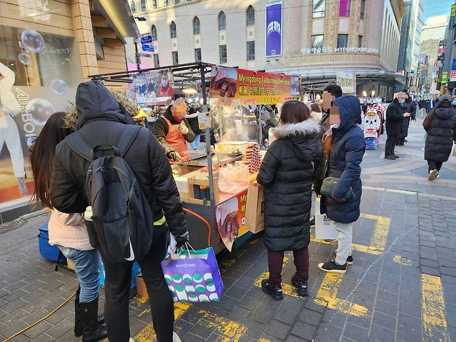 명동 거리 노점상에 몰린 손님들 [촬영 이상서]
