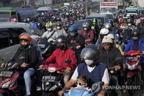 인도네시아 자카르타 교통 체증 인도네시아 수도 자카르타의 한 도로가 오토바이와 차들로 꽉 막혀 있다.
[AP 연합뉴스 자료사진. 재판매 및 DB 금지]