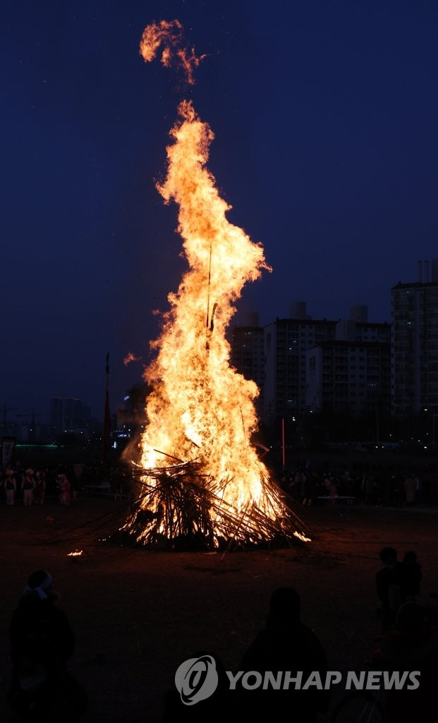 '행복과 건강을' 소망 담은 달집 활활 (전주=연합뉴스) 나보배 기자 = 4일 전북 전주시 완산구 삼천동 일대에서 열린 정월대보름 행사 '망월이야'에 설치된 달집이 훨훨 타고 있다. 2023.2.4 warm@yna.co.kr